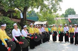 Diễu hành trình diễn văn hóa dân tộc Mường tại phố đi bộ Hà Nội