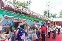 Du khách thích thú khám phá sắc màu làng nghề truyền thống tại Hà Nội