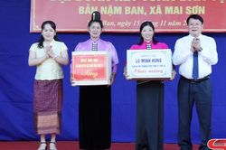 Đồng chí Phó Bí thư Thường trực Tỉnh ủy dự Ngày hội đại đoàn kết toàn dân tộc tại bản Nặm Ban