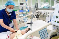 Uống nhầm dầu đèn, bé 2 tuổi ở Hà Nội suy hô hấp do gia đình xử lý sai cách