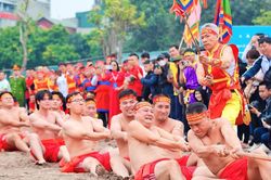 Long Biên rộn ràng ngày hội trình diễn Nghi lễ và trò chơi kéo co