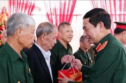 Đại tướng Phan Văn Giang chung vui Ngày hội Đại đoàn kết toàn dân tộc tại Thái Nguyên