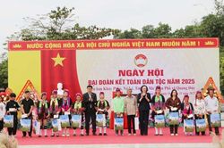 Phó Chủ tịch Quốc hội Vũ Hồng Thanh dự Ngày hội Đại đoàn kết tại xã Quảng Đức, Quảng Ninh
