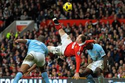 Wayne Rooney tái hiện siêu phẩm xe đạp chổng ngược gây sốt