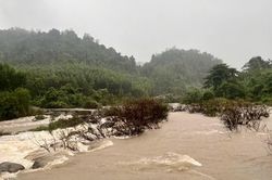 Xã Trung Khánh Vĩnh cảnh báo người dân không đi qua cầu tràn thôn Ba Cẳng do nước chảy xiết