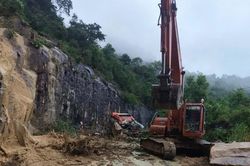 Đất đá rơi trúng xe khách Phương Trang Futa ở đèo Khánh Lê làm 6 người thiệt mạng