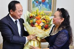Trưởng Ban Tuyên giáo và Dân vận Trung ương chúc mừng Nhà giáo Nhân dân Trần Thu Hà