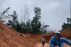 Lại xảy ra sạt lở núi khiến nhiều người hốt hoảng bỏ chạy