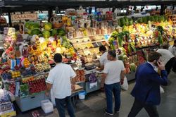 Chiến sự Ukraine khiến người Nga thắt lưng buộc bụng