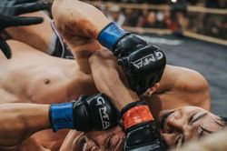 Em trai Nguyễn Trần Duy Nhất thua sau 79 giây trong lần đầu thượng đài Thần võ