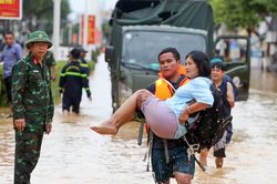 Lũ lên quá nhanh, Tây Nha Trang ngập sâu, lực lượng cứu hộ gấp rút ứng cứu dân