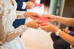 Tiền mừng cưới: Khi phong bì trở thành… công cụ đo tình thân
