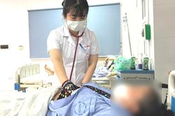 Bôi thuốc lá để chữa ngứa, cụ bà nhập viện với tình trạng da bong vảy khắp người