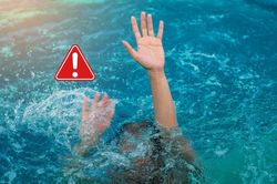 Bé trai thoát nạn đuối nước nhờ sơ cứu thần tốc của nữ điều dưỡng