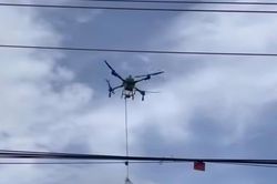 Dùng drone tiếp tế cho người dân bị cô lập ở Đắk Lắk