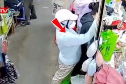 Bắt người phụ nữ móc túi giữa chợ Tân Quy