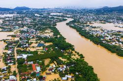 Toàn cảnh Nha Trang ngập trắng, cầu bị lũ cuốn sập nhìn từ flycam