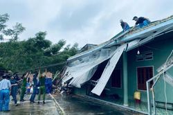 Lốc xoáy, sạt lở hoành hành miền Trung