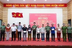 Công an tỉnh Quảng Ngãi hỗ trợ hơn 100 triệu đồng cho các hộ dân bị thiệt hại do lốc xoáy