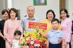 Phó Bí thư Thành ủy TPHCM Văn Thị Bạch Tuyết thăm các nhà giáo tiêu biểu