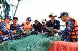 Lữ đoàn 127 tuyên truyền chống khai thác hải sản bất hợp pháp cho ngư dân