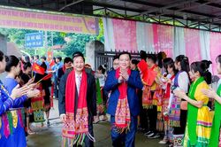 Bí thư Tỉnh ủy Nguyễn Khắc Thận chung vui ngày hội Đại đoàn kết với nhân dân bản Cành Khỉn, xã Yên Hòa