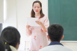 Thi vào lớp 10 ở Hà Nội: Phụ huynh, học sinh 'dài cổ' đợi môn thi thứ 3