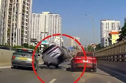 Hà Nội: Ô tô 5 chỗ va chạm liên hoàn trên Vành đai 2, giao thông ùn tắc