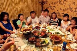 Đàn ông càng ít tiền càng ngại họp lớp: Sự thật trần trụi ở tuổi trung niên