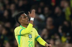 Estevao cứu Brazil khỏi thất bại bẽ mặt