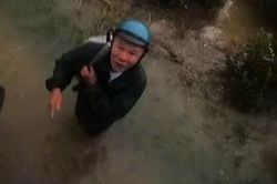 Xe chết máy giữa biển nước, cha già vẫy ôtô xin cho con trai đi nhờ