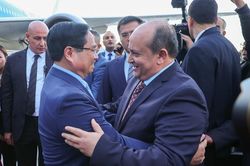 Thủ tướng Sifi Ghrieb ra sân bay đón Thủ tướng Phạm Minh Chính thăm chính thức Algeria