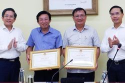 Trao bằng khen cho Hội Đồng hương và Hội Doanh nhân Đà Nẵng tại TP Hồ Chí Minh