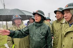 'Đi từng nhà, rà từng khu', đưa người dân đến nơi an toàn để tránh lũ lên nhanh, bất ngờ