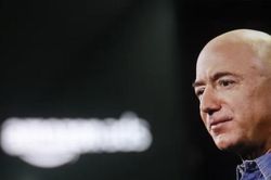 Elon Musk gọi Jeff Bezos là 'kẻ bắt chước' vì dự án AI 6,2 tỷ USD