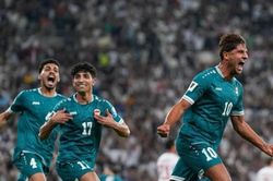 Iraq thắng ngược UAE 2-1 nhờ penalty 90+17, vào play-off
