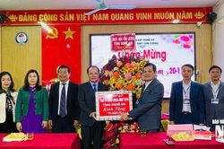 Phó Chủ tịch Thường trực HĐND tỉnh chúc mừng Trường THPT Con Cuông nhân Ngày Nhà giáo Việt Nam