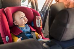 Ghế an toàn cho trẻ trên ô tô: Quy định đã có, sao phụ huynh vẫn bối rối?