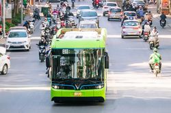 Đến năm 2030, 100% phương tiện giao thông công cộng tại Hà Nội, TP.HCM dùng năng lượng sạch