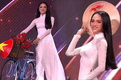 Hương Giang mặc áo dài trắng, dắt xe đạp trên sân khấu Miss Universe