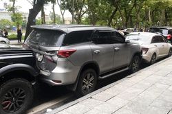 Hà Nội: 'Đánh xe' cho khách vào chỗ đỗ, bảo vệ đâm liên tiếp 3 xe ô tô