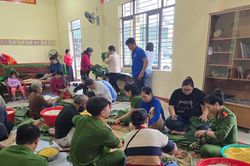 Công an và người dân phường Tân An gói bánh chưng tiếp sức đồng bào vùng lũ Đắk Lắk