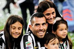Tevez kiếm tiền để chu cấp cho cả dòng họ