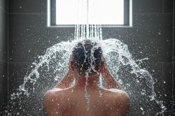 Tắm nước lạnh vài phút để kích hoạt nút 'khởi động lại' trong não bộ