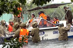 Đắk Lắk cứu hộ, di dời người dân ra khỏi vùng ngập