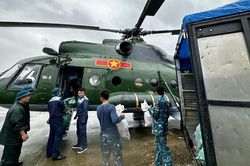 Trực thăng vận chuyển nhu yếu phẩm hỗ trợ người dân vùng ngập lũ các tỉnh Nam Trung Bộ