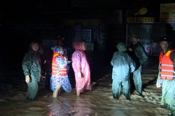 Khánh Hòa chìm sâu trong biển nước, nỗ lực sơ tán người dân đến nơi an toàn