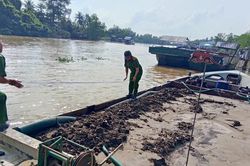 Bắt giữ sà lan chở lượng lớn cát lậu ở Vĩnh Long