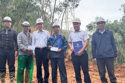 Chủ tịch Công đoàn EVNNPT động viên các đơn vị thi công cụm dự án truyền tải điện nhập khẩu từ Lào