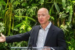 Jeff Bezos tuyên bố nhà máy phải được chuyển lên mặt trăng!